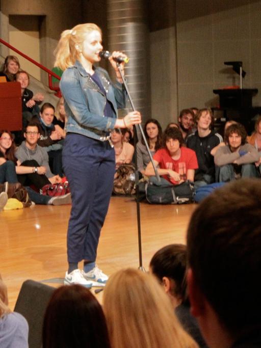 Die Bremer Studentin und Schauspielerin Julia Engelmann beim Poetry Slam im Mai 2013 an der Universität Bielefeld. Mit ihrem Aufruf, das Leben besser zu nutzen, hat sie einen Internet-Hit gelandet. Das YouTube-Video wurde bis zum 20.01.2013 etwa 2,5 Millionen Mal angesehen.