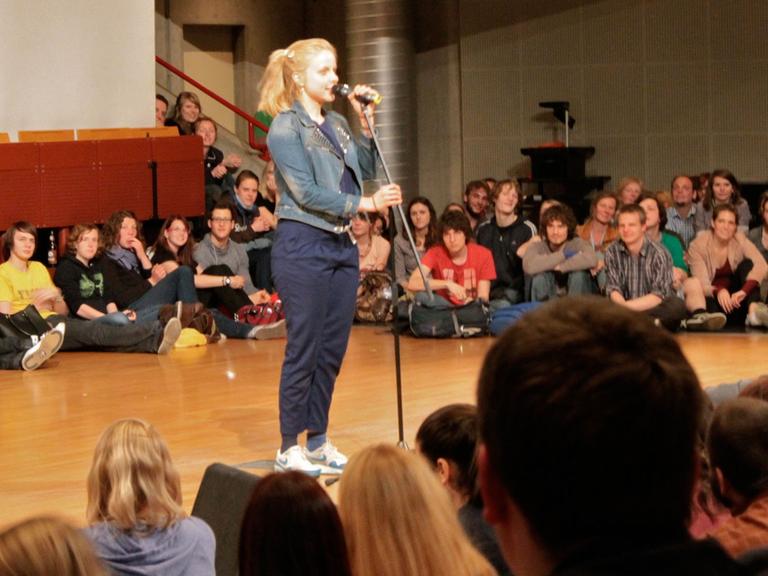 Die Bremer Studentin und Schauspielerin Julia Engelmann beim Poetry Slam im Mai 2013 an der Universität Bielefeld. Mit ihrem Aufruf, das Leben besser zu nutzen, hat sie einen Internet-Hit gelandet. Das YouTube-Video wurde bis zum 20.01.2013 etwa 2,5 Millionen Mal angesehen.