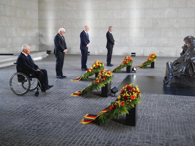 Angela Merkel, Wolfgang Schaeuble, Frank-Walter Steinmeier, Woidke und Vosskuhle legen Kränze zum Gedenken es 75. Jahrestages des Kriegsendes nieder.