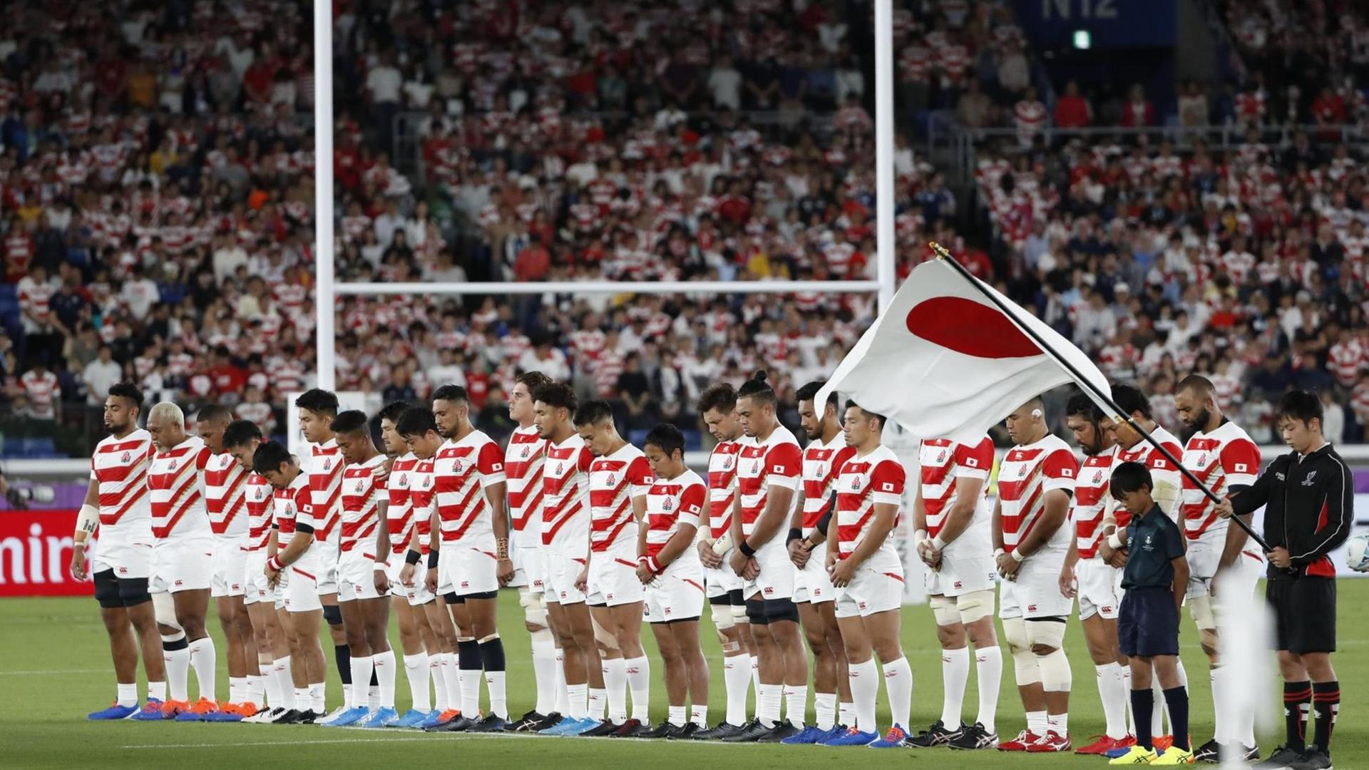 Das japanische Rugby Nationalteam gedenkt vor dem Spiel gegen Schottland in einer Schweigeminute den Opfern des Taifuns Das japanische Rugby Nationalteam gedenkt vor dem Spiel gegen Schottland in einer Schweigeminute den Opfern des Taifuns
