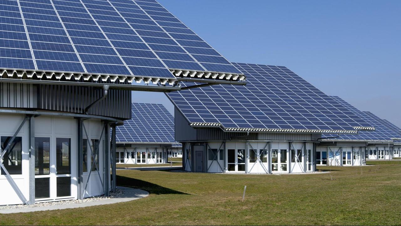 Solarpanels auf Dächern in einem bayerischen Photovoltaik-Park. Solarpanels auf Dächern in einem bayerischen Photovoltaik-Park.