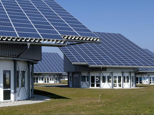 Solarpanäle auf Dächern in einem bayerischen Photovoltaik-Park.