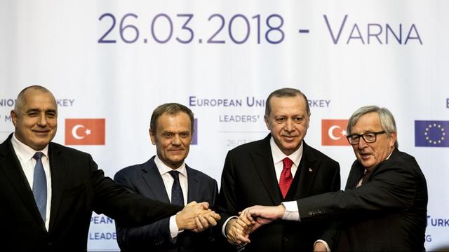 (L-R) Der bulgarische Ministerpräsident Boyko Borissov, EU-Präsident Donald Tusk, der türkische Präsident Recep Tayyip Erdogan and EU-Kommissionschef Jean-Claude Juncker auf der gemeinsamen Pressekonferenz beim EU-Gipfel in Varna am 26. März 2018.