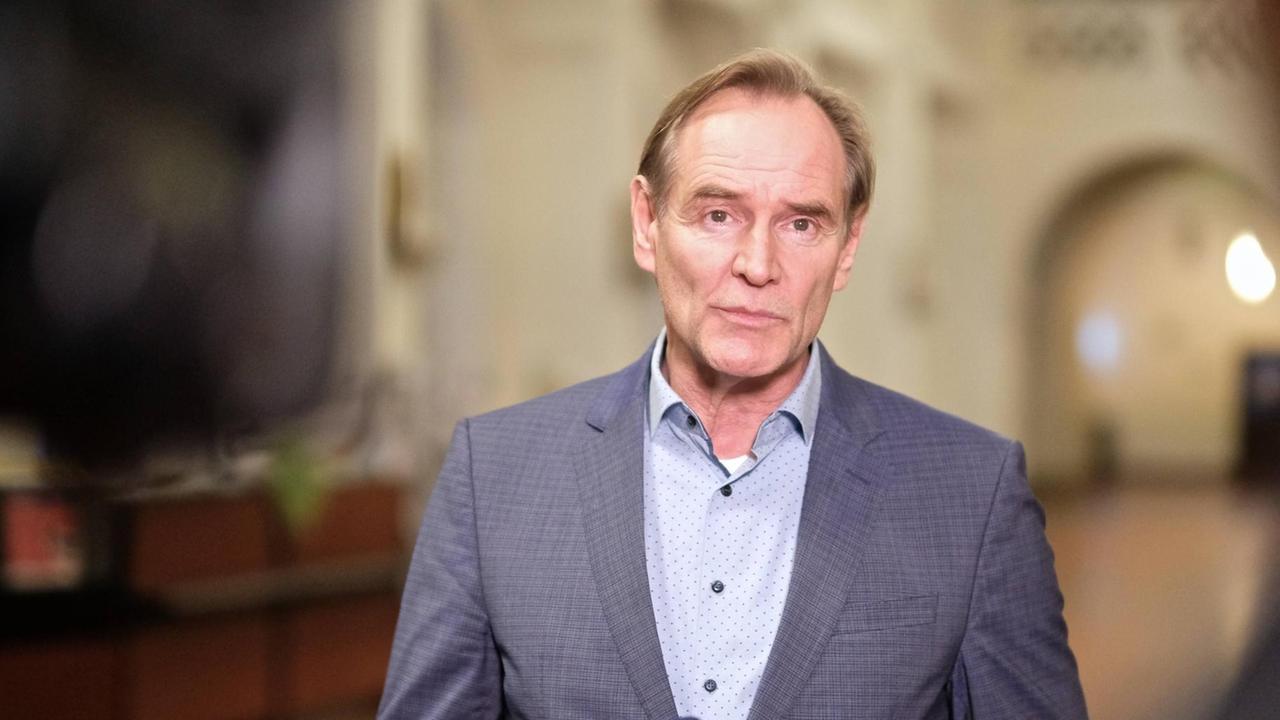Burkhard Jung (SPD) Oberbürgermeister der Stadt Leipzig und Präsident des Deutschen Städtetags während eines Interviews in der Halle des Neuen Rathauses in Leipzig, 04.03.2021 Burkhard Jung (SPD) Oberbürgermeister der Stadt Leipzig und Präsident des Deutschen Städtetags während eines Interviews in der Halle des Neuen Rathauses in Leipzig, 04.03.2021