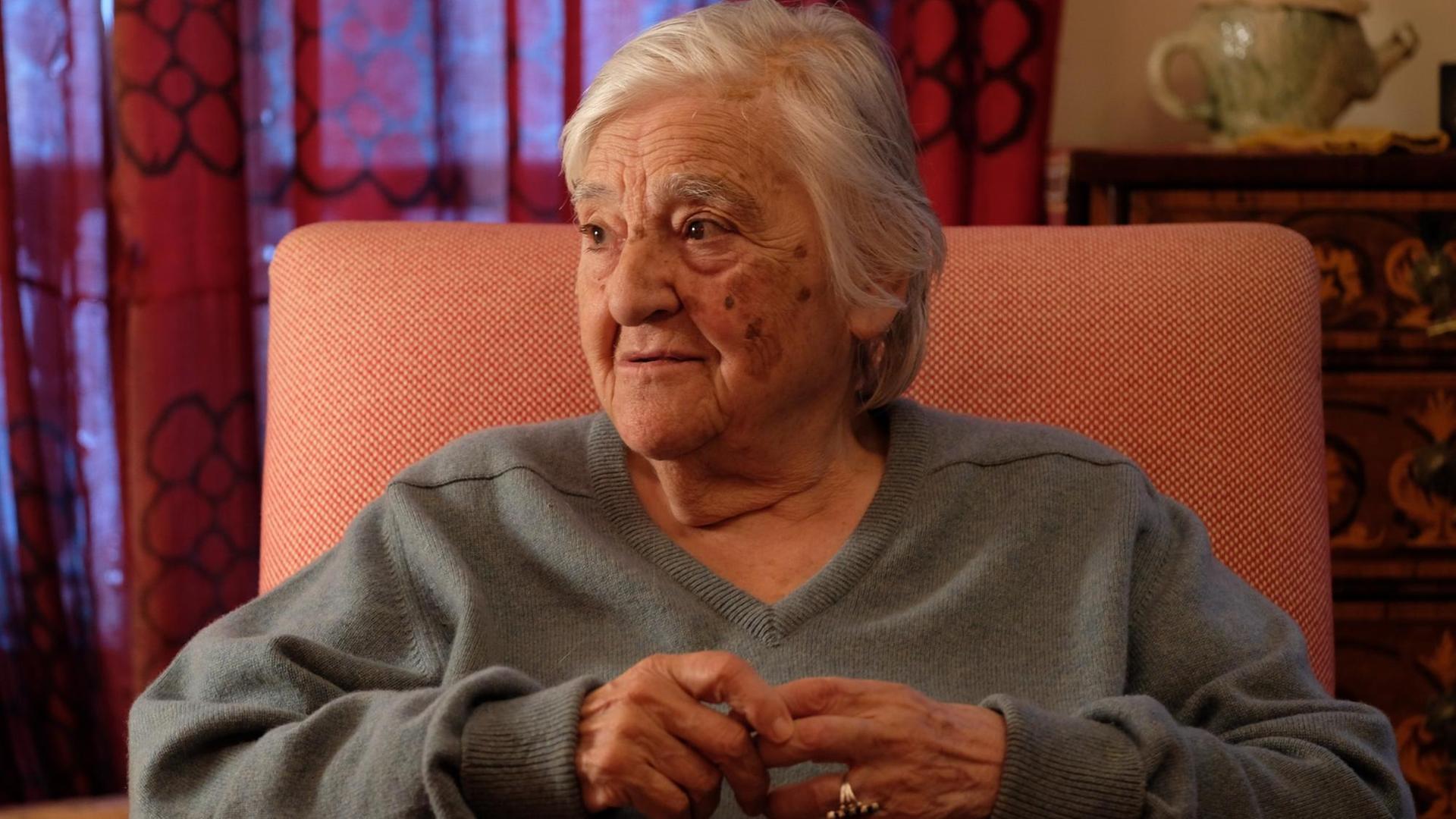 Etel Adnan sitzt auf einem Sessel, Bild vom Oktober 2016 in Paris. Etel Adnan sitzt auf einem Sessel, Bild vom Oktober 2016 in Paris.
