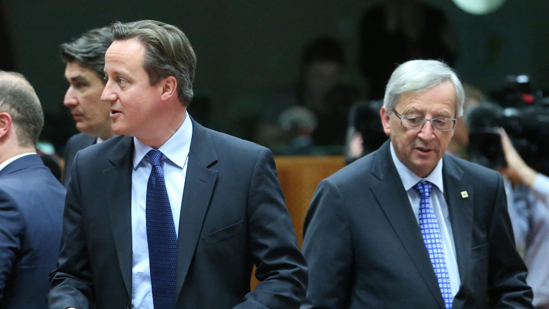 Der britische Premierminister David Cameron wendet Jean-Claude Juncker während einer Sitzung des Europäischen Rats den Rücken zu. Der britische Premierminister David Cameron wendet Jean-Claude Juncker während einer Sitzung des Europäischen Rats den Rücken zu.