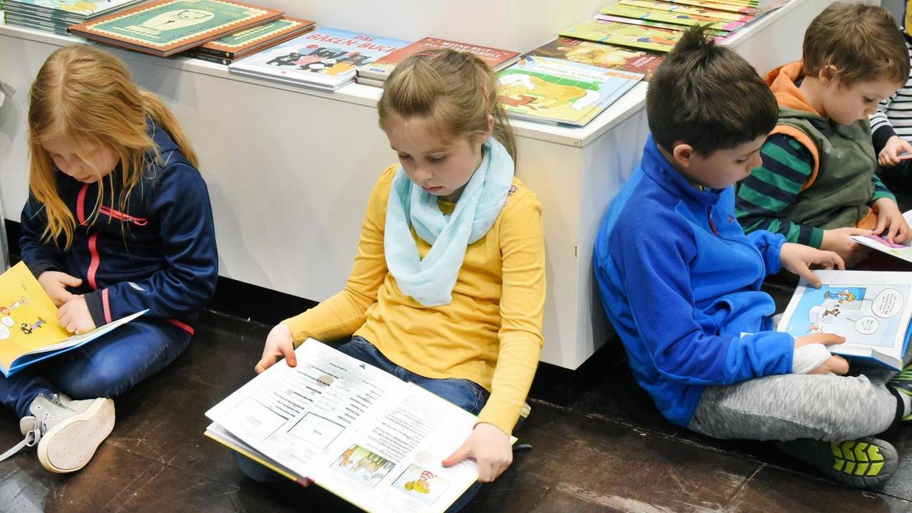 24.03.2019, Sachsen, Leipzig: Auf der Leipziger Buchmesse lesen Kinder in der Kinderbuchhandlung. Die Buchmesse findet bis zum 24.03.2019 statt. Foto: Waltraud Grubitzsch/dpa-zentralbild/ZB | Verwendung weltweit 24.03.2019, Sachsen, Leipzig: Auf der Leipziger Buchmesse lesen Kinder in der Kinderbuchhandlung. Die Buchmesse findet bis zum 24.03.2019 statt. Foto: Waltraud Grubitzsch/dpa-zentralbild/ZB | Verwendung weltweit