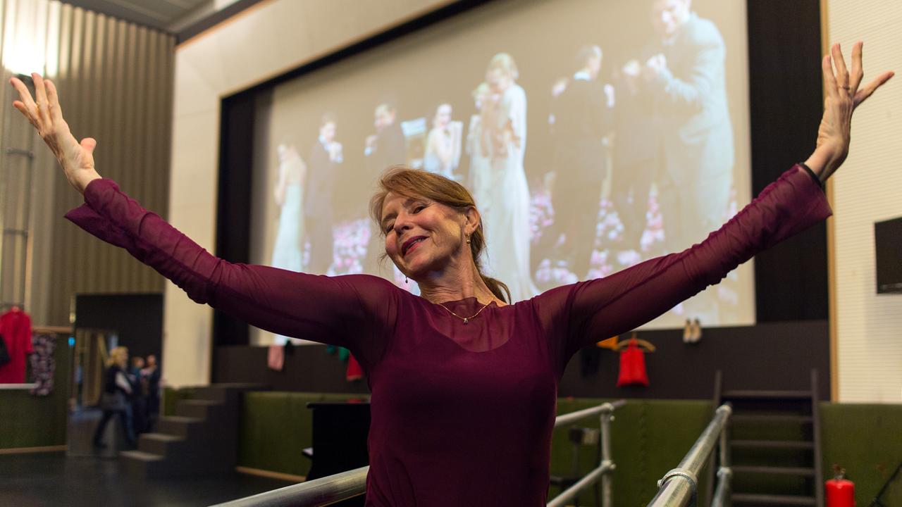 Josephine Endicott, Tänzerin und ehemalige Assistentin von Pina Bausch, präsentiert im nachgebauten Probenraum "Lichtburg" eine Tanzfigur. Josephine Endicott, Tänzerin und ehemalige Assistentin von Pina Bausch, präsentiert im nachgebauten Probenraum "Lichtburg" eine Tanzfigur.