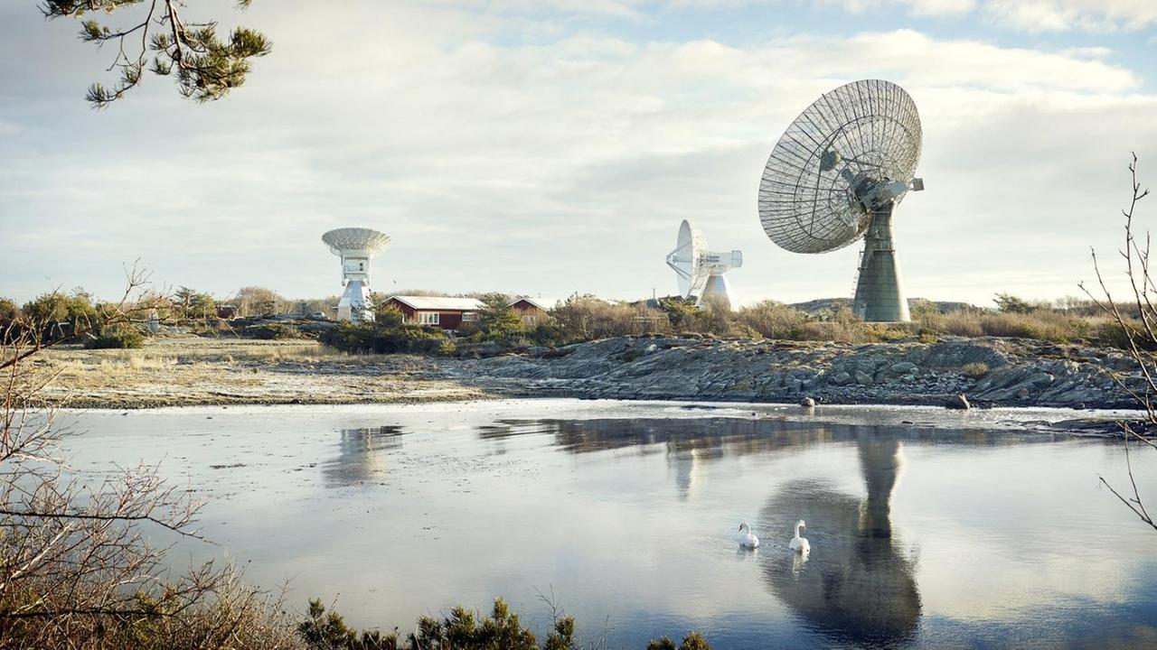 Malerisch gelegen: Das Onsala Space Teleskop der Universität Göteborg Malerisch gelegen: Das Onsala Space Teleskop der Universität Göteborg