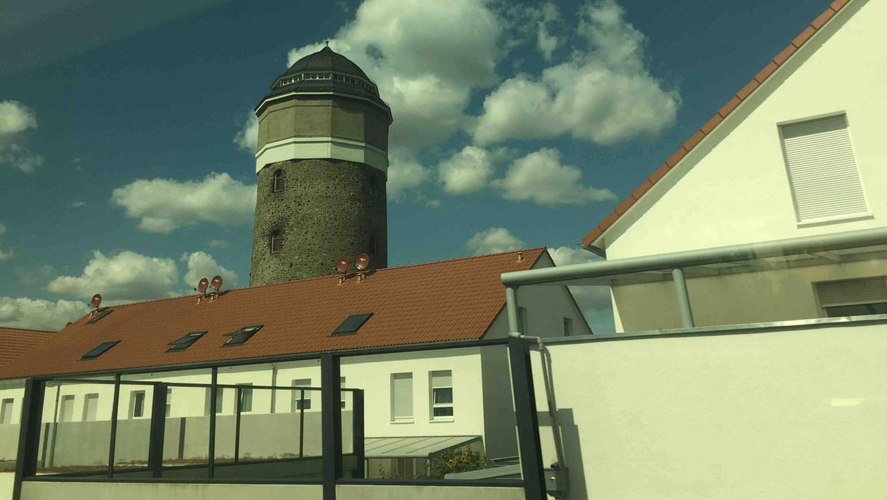 Der Wasserturm in Mühlheim am Main aus dem Zug heraus fotografiert.