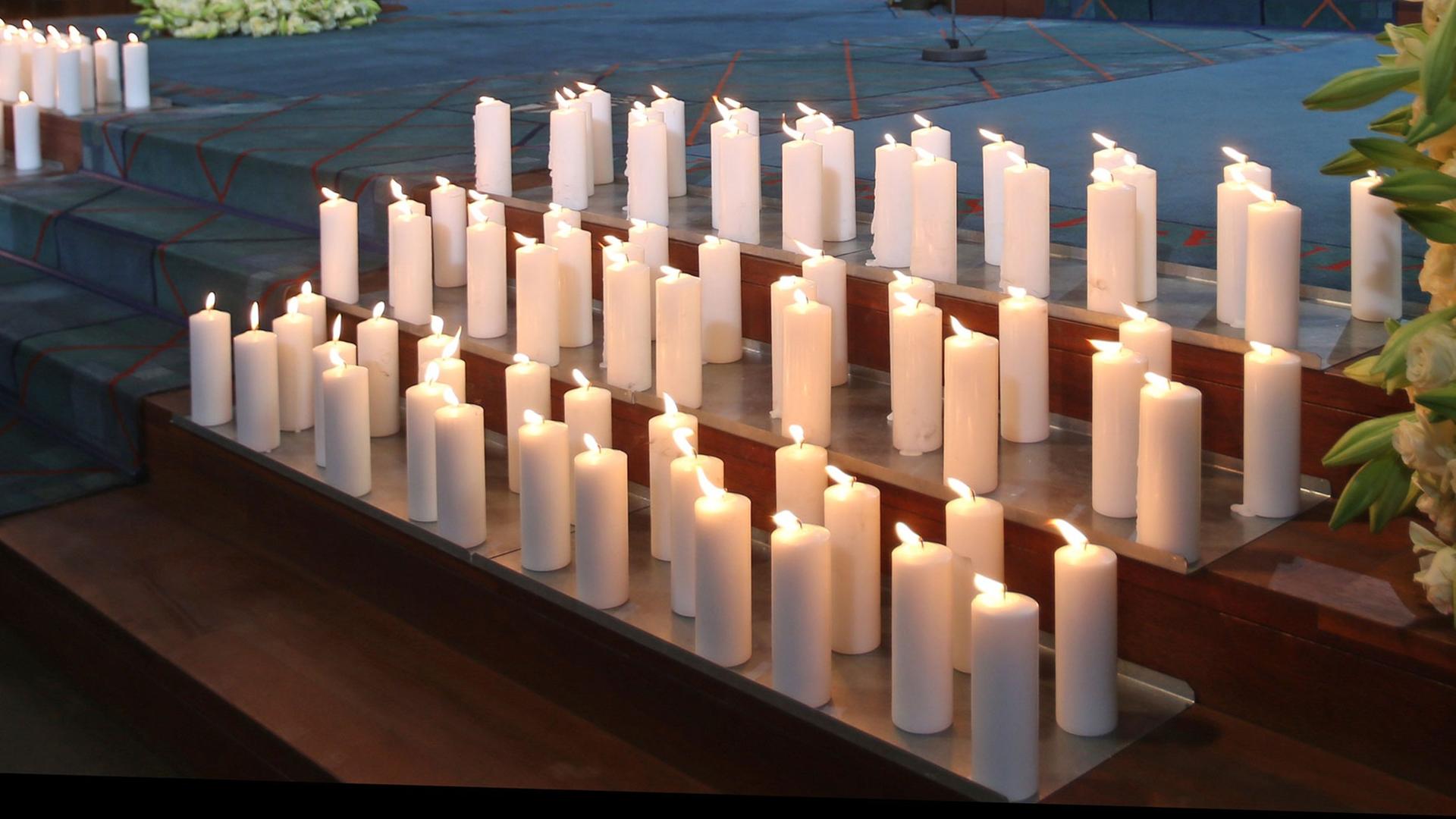 Insgesamt 150 Kerzen brennen vor der Trauerfeier für die Germanwings-Opfer im Kölner Dom. Insgesamt 150 Kerzen brennen vor der Trauerfeier für die Germanwings-Opfer im Kölner Dom.