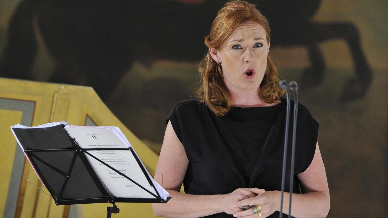 Die tschechische Mezzosopranistin Magdalena Kožená singt in einem Konzert vor Mikrofonen und einem Notenständer, sie trägt ein schwarzes, ärmelloses Kleid Die tschechische Mezzosopranistin Magdalena Kožená singt in einem Konzert vor Mikrofonen und einem Notenständer, sie trägt ein schwarzes, ärmelloses Kleid