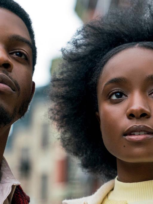 Szene aus dem Kinofilm "If Beale Street Could Talk" von Barry Jenkins, Darsteller sind KiKi Layne und Stephan James