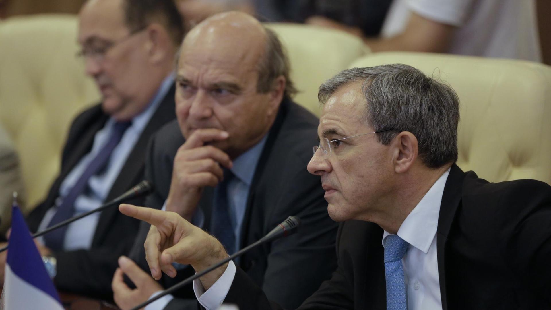 Thierry Mariani (r), Parlamentarier der französischen Nationalversammlung, und Senator Yves Pozzo di Borgo (l) treffen sich mit Mitgliedern des Ministerrats auf der Krim in Simferopol.