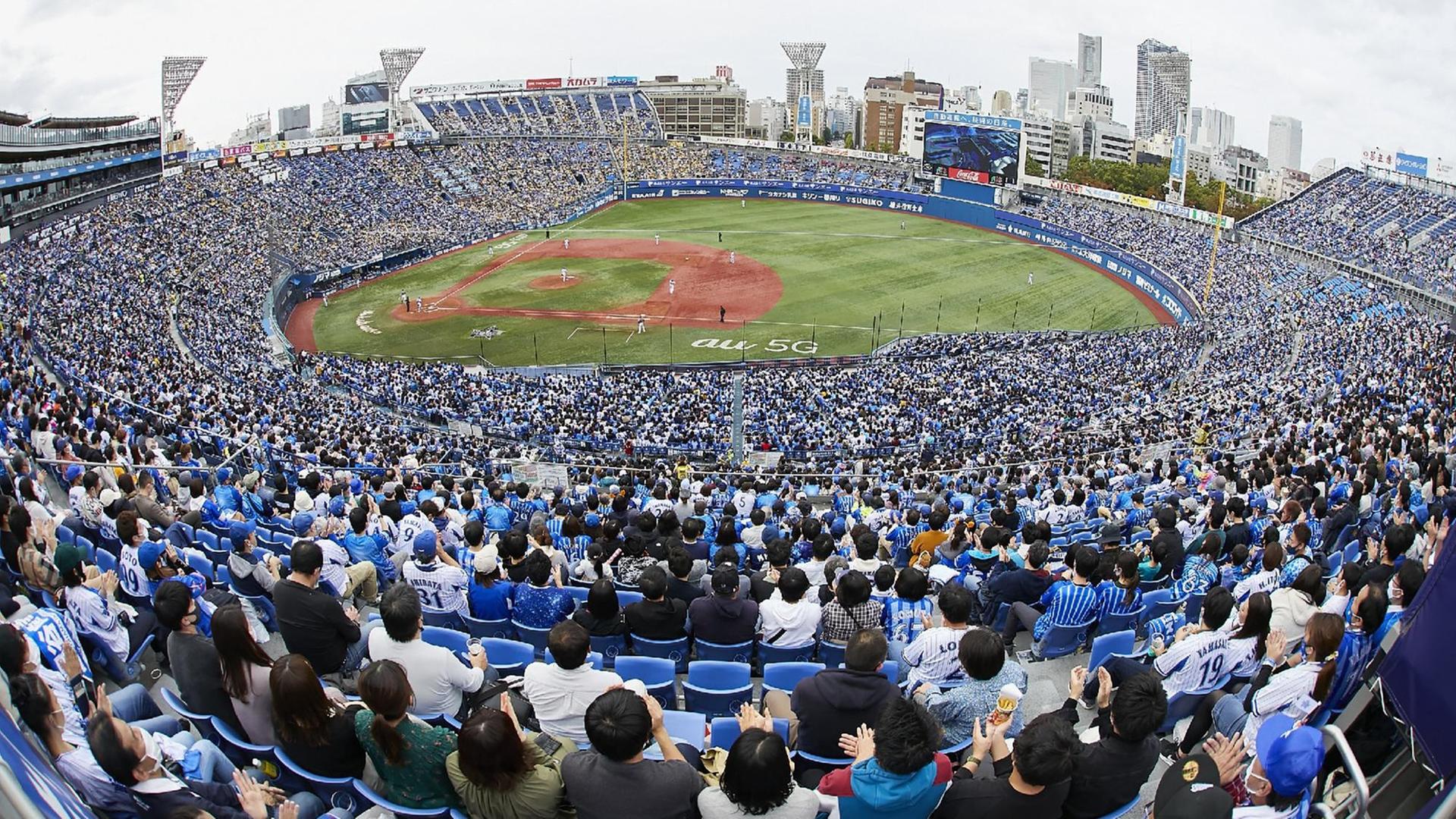 Zuschauer verfolgen das Baseballspiel Yokohama DeNA BayStars gegen Hanshin TigersA am 1. November 2020 im Yokohama Stadium, dem olympischen Baseball- und Softball-Stadion in Yokohama Zuschauer verfolgen das Baseballspiel Yokohama DeNA BayStars gegen Hanshin TigersA am 1. November 2020 im Yokohama Stadium, dem olympischen Baseball- und Softball-Stadion in Yokohama