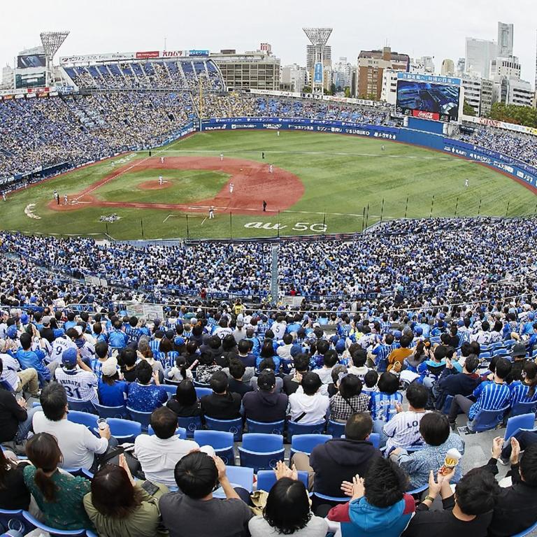 Zuschauer verfolgen das Baseballspiel Yokohama DeNA BayStars gegen Hanshin TigersA am 1. November 2020 im Yokohama Stadium, dem olympischen Baseball- und Softball-Stadion in Yokohama