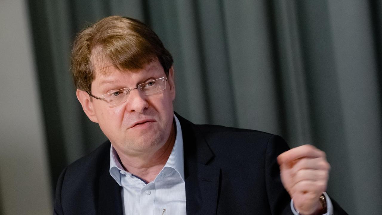 Ralf Stegner (SPD), SPD-Landesvorsitzender in Schleswig-Holstein, verkündet am 13.04.2016 in Kiel (Schleswig-Holstein) seine Entscheidung, sich 2017 erneut um einen Sitz im schleswig-holsteinischen Landtag zu bewerben und nicht um eine Platz im Bundestag. Ralf Stegner (SPD), SPD-Landesvorsitzender in Schleswig-Holstein, verkündet am 13.04.2016 in Kiel (Schleswig-Holstein) seine Entscheidung, sich 2017 erneut um einen Sitz im schleswig-holsteinischen Landtag zu bewerben und nicht um eine Platz im Bundestag.
