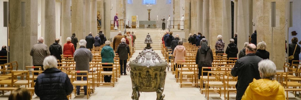 Gläubige stehen im Hildesheimer Dom. Das Bistum Hildesheim hat in seiner Eucharistiefeier an die infolge von Covid-19 weltweit verstorbenen Menschen erinnert. Der Rat der Europäischen Bischofskonferenzen hatte dazu aufgerufen, an jedem Tag der Fastenzeit in einem europäischen Land an die Opfer der Corona-Pandemie zu gedenken. Gläubige stehen im Hildesheimer Dom. Das Bistum Hildesheim hat in seiner Eucharistiefeier an die infolge von Covid-19 weltweit verstorbenen Menschen erinnert. Der Rat der Europäischen Bischofskonferenzen hatte dazu aufgerufen, an jedem Tag der Fastenzeit in einem europäischen Land an die Opfer der Corona-Pandemie zu gedenken.