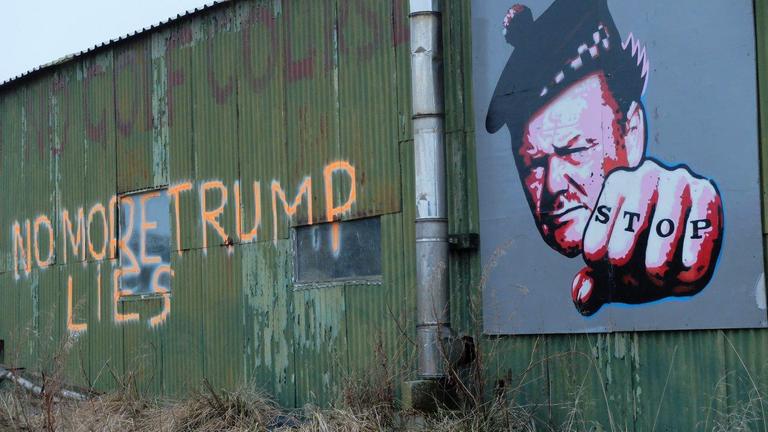 Ausdruck des Protests gegen Trumps Golfplätze: die Wellbechhalle von Michael Forbes Ausdruck des Protests gegen Trumps Golfplätze: die Wellbechhalle von Michael Forbes