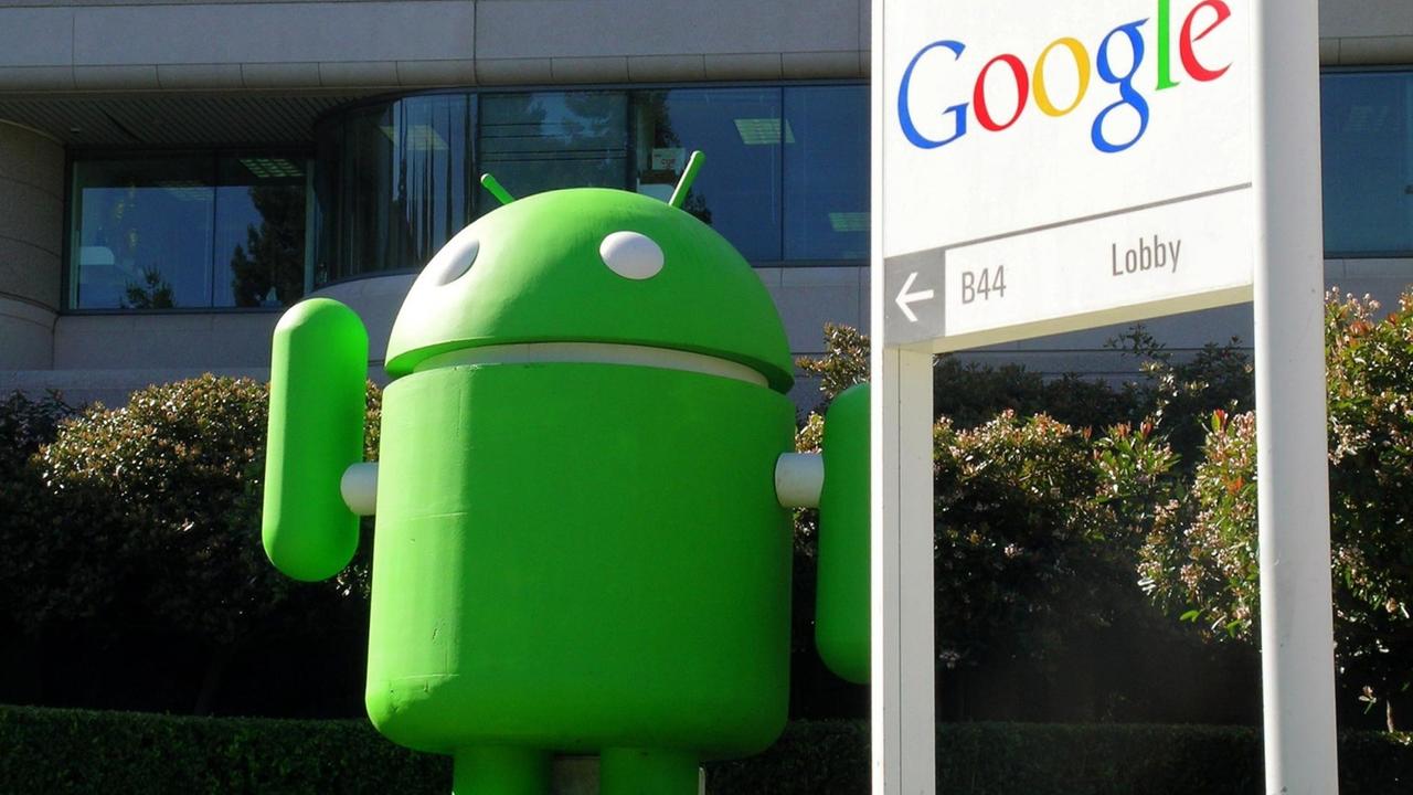 Ein riesiges grünes Robotermännchen - Maskottchen für das Google-Betriebssystem Android - steht vor dem Eingang des amerikanischen Internet-Konzerns Google in Mountain View. Ein riesiges grünes Robotermännchen - Maskottchen für das Google-Betriebssystem Android - steht vor dem Eingang des amerikanischen Internet-Konzerns Google in Mountain View.