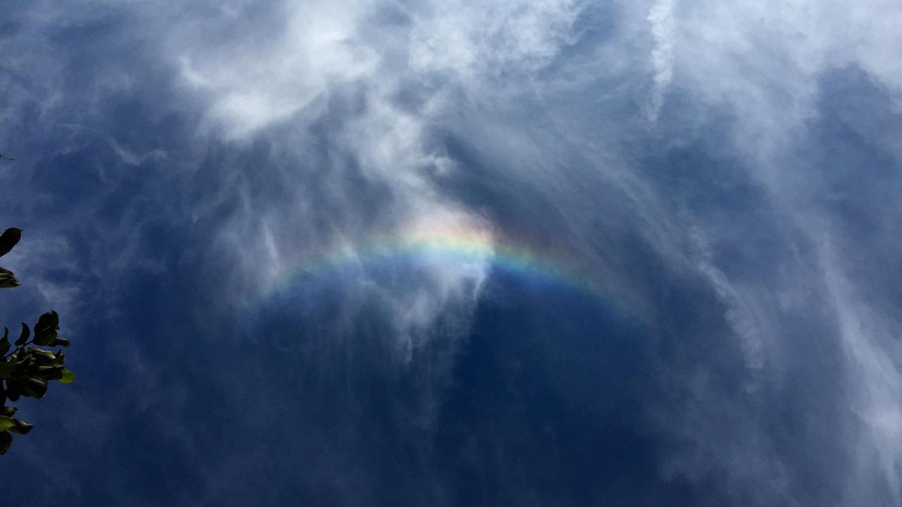 Auf blauem Himmel ist ein kleiner Regenbogen zu sehen. Auf blauem Himmel ist ein kleiner Regenbogen zu sehen.