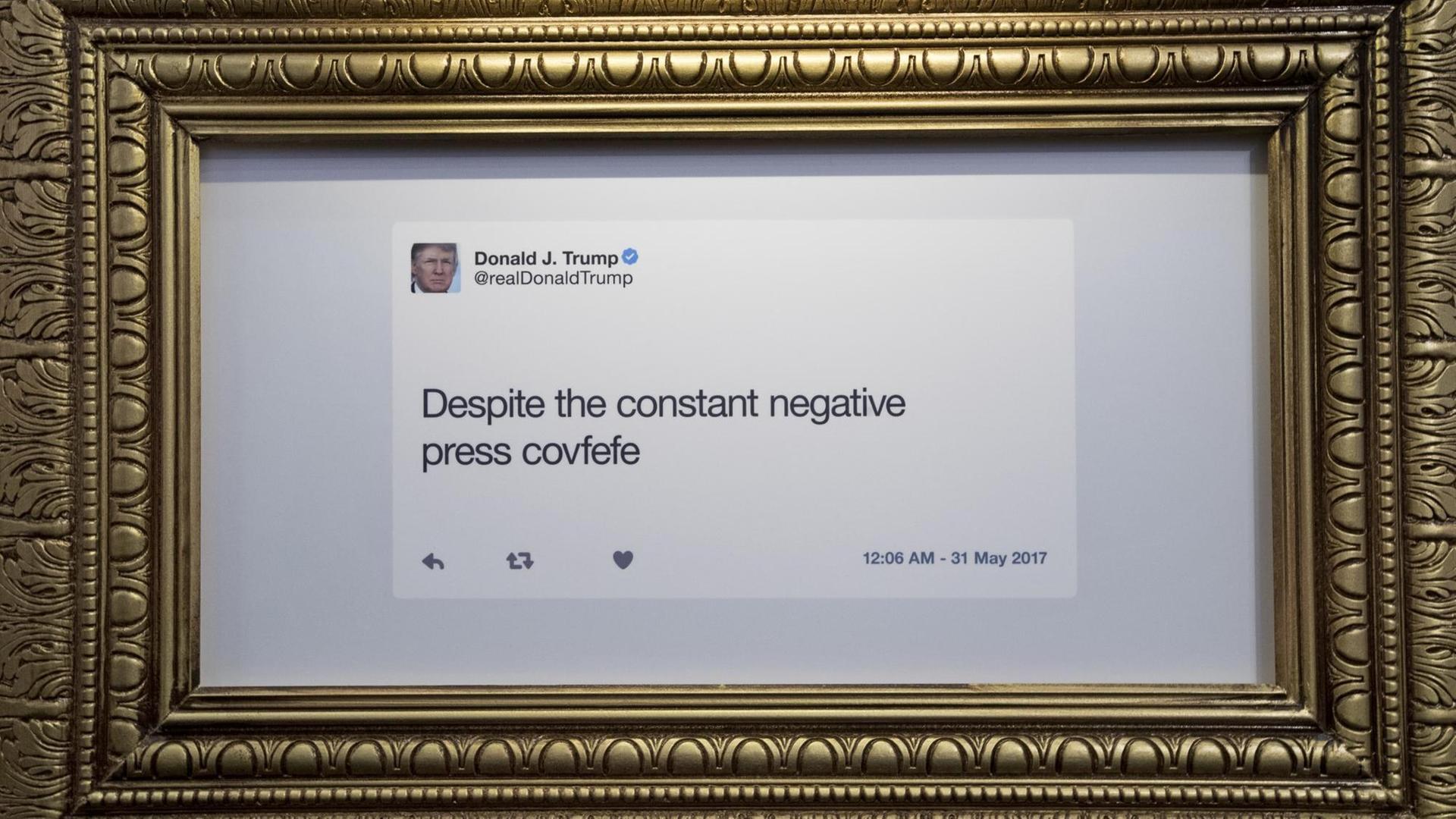 Die berühmtesten Tweets von US-Präsident Trump befinden sich am 16.06.2017 in New York in der "The Donald J. Trump Presidential Twitter Library" hinter Glas und im Goldrahmen. Die berühmtesten Tweets von US-Präsident Trump befinden sich am 16.06.2017 in New York in der "The Donald J. Trump Presidential Twitter Library" hinter Glas und im Goldrahmen.