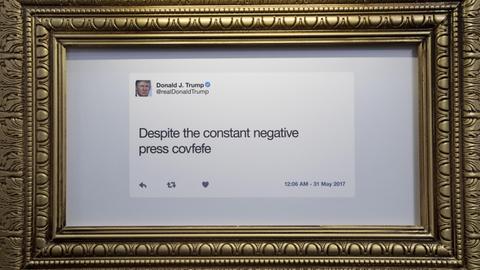 Die berühmtesten Tweets von US-Präsident Trump befinden sich am 16.06.2017 in New York in der "The Donald J. Trump Presidential Twitter Library" hinter Glas und im Goldrahmen.
