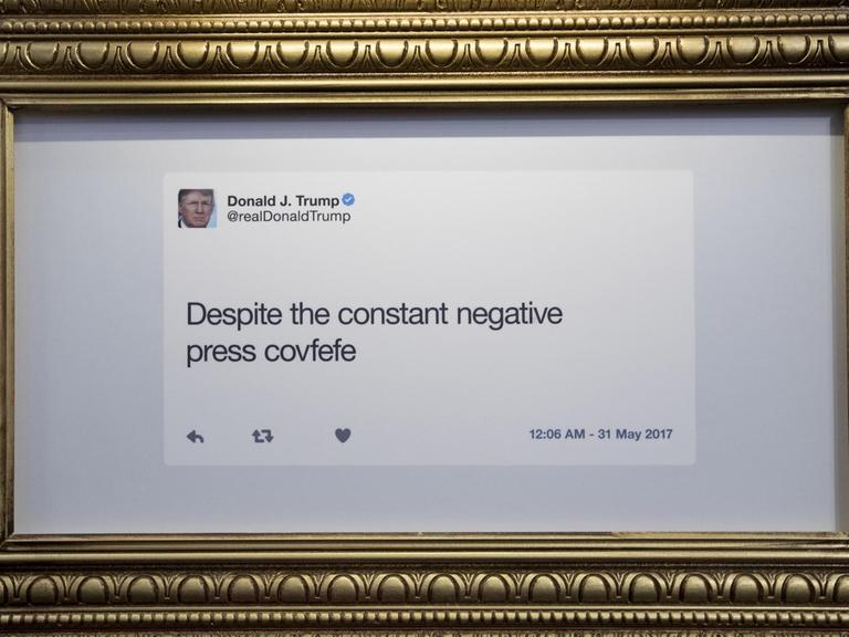 Die berühmtesten Tweets von US-Präsident Trump befinden sich am 16.06.2017 in New York in der "The Donald J. Trump Presidential Twitter Library" hinter Glas und im Goldrahmen.