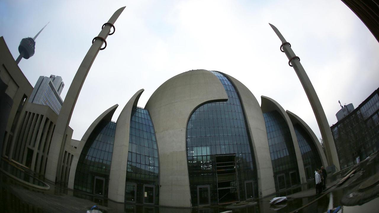 Die Zentralmoschee in Köln (Nordrhein-Westfalen), aufgenommen am 13.12.2013. Die türkisch-islamischen Union, Ditib, rechnet mit einer Fertigstellung des Moschee-Neubaus zum Beginn des Ramadan-Festes im Juni 2014. Foto: Oliver Berg/dpa | Verwendung weltweit Die Zentralmoschee in Köln (Nordrhein-Westfalen), aufgenommen am 13.12.2013. Die türkisch-islamischen Union, Ditib, rechnet mit einer Fertigstellung des Moschee-Neubaus zum Beginn des Ramadan-Festes im Juni 2014. Foto: Oliver Berg/dpa | Verwendung weltweit