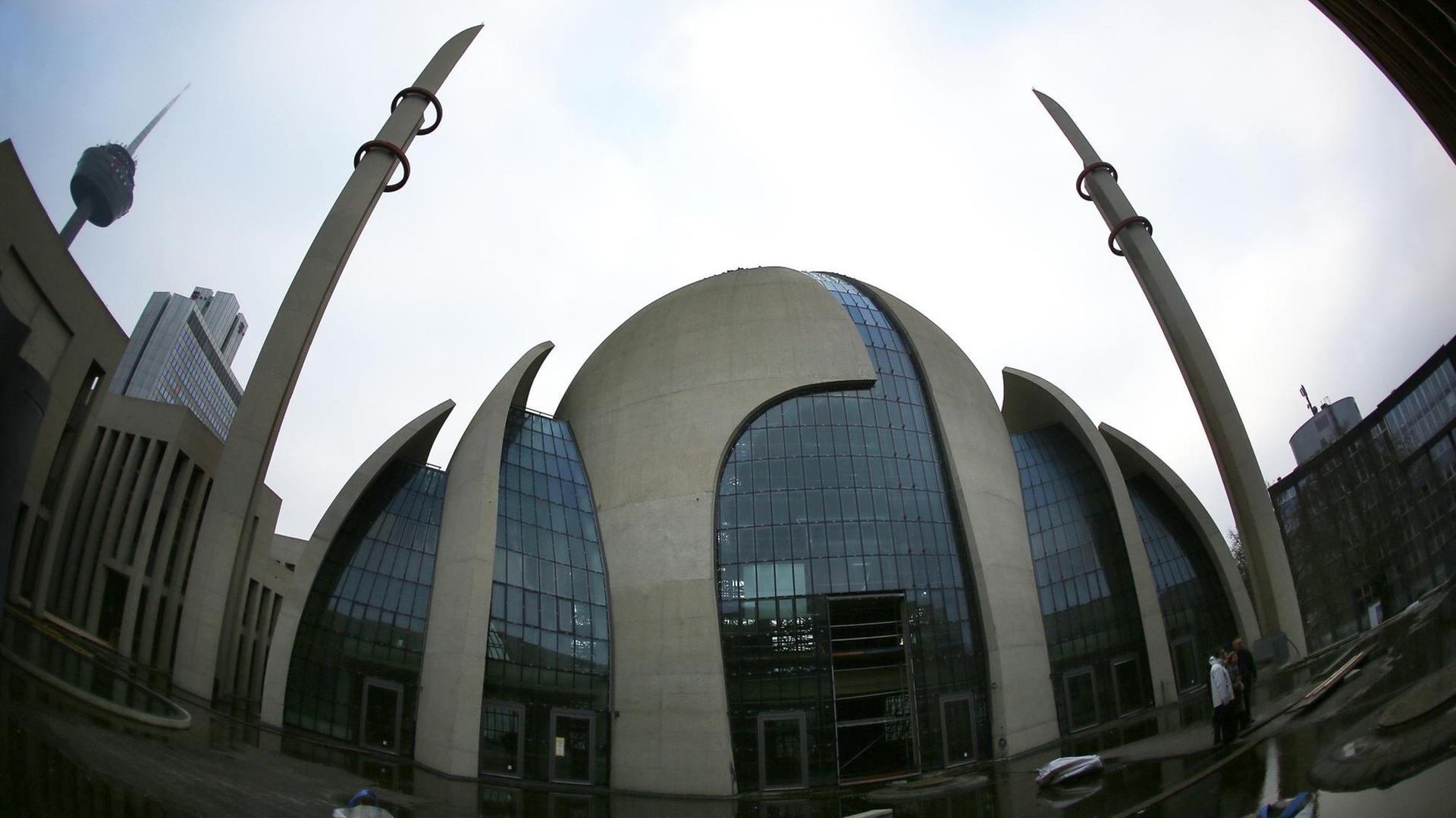 Die Zentralmoschee in Köln (Nordrhein-Westfalen), aufgenommen am 13.12.2013. Die türkisch-islamischen Union, Ditib, rechnet mit einer Fertigstellung des Moschee-Neubaus zum Beginn des Ramadan-Festes im Juni 2014. Foto: Oliver Berg/dpa | Verwendung weltweit Die Zentralmoschee in Köln (Nordrhein-Westfalen), aufgenommen am 13.12.2013. Die türkisch-islamischen Union, Ditib, rechnet mit einer Fertigstellung des Moschee-Neubaus zum Beginn des Ramadan-Festes im Juni 2014. Foto: Oliver Berg/dpa | Verwendung weltweit