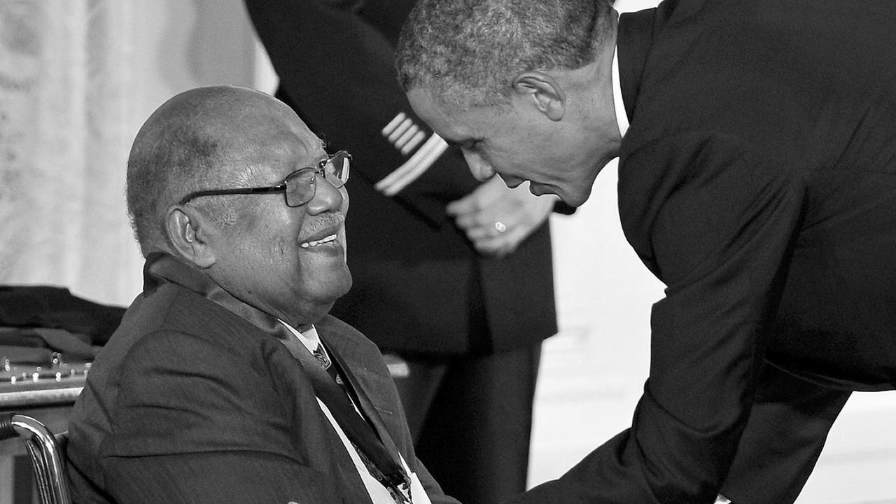 Ernest J. Gaines 2013 bei einer Ehrung durch den damaligen Präsidenten Obama Ernest J. Gaines 2013 bei einer Ehrung durch den damaligen Präsidenten Obama