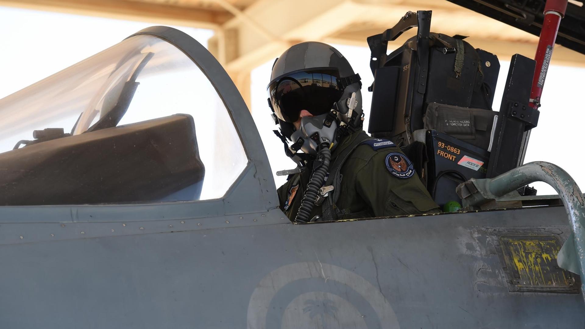 Ein saudi-arabischer Pilot in einem Kampfjet. Ein saudi-arabischer Pilot in einem Kampfjet.