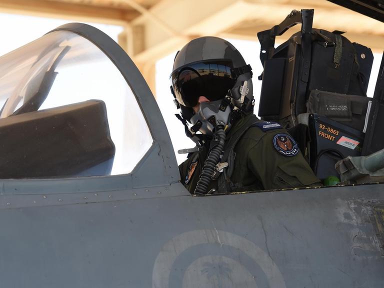 Ein saudi-arabischer Pilot in einem Kampfjet.