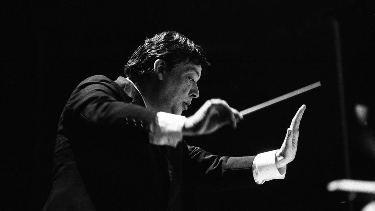 Der Komponist und Dirigent Bruno Maderna 1971 im Theatre de la Ville in Paris Der Komponist und Dirigent Bruno Maderna 1971 im Theatre de la Ville in Paris