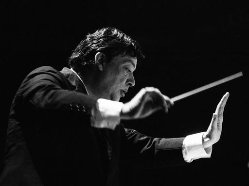 Der Komponist und Dirigent Bruno Maderna 1971 im Theatre de la Ville in Paris