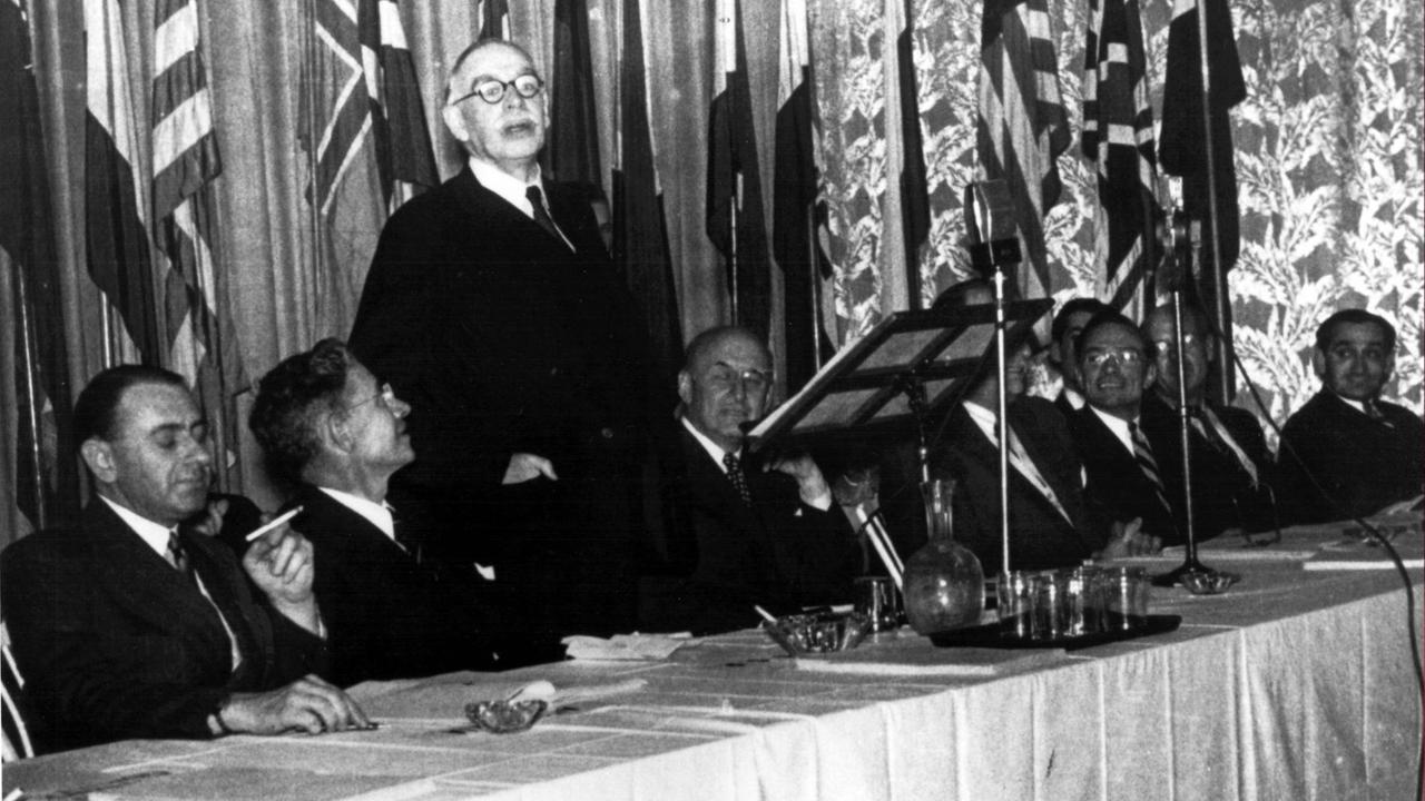 Schwarz-weiß-Foto von der Bretton Woods Conference 1944, zu sehen sind unter anderem John Maynard Keynes und Harry Dexter, die Gründer von Weltbank und IMF.