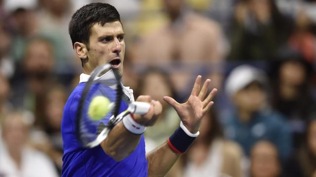 Novak Djokovic spielt einen Tennisball zurück.