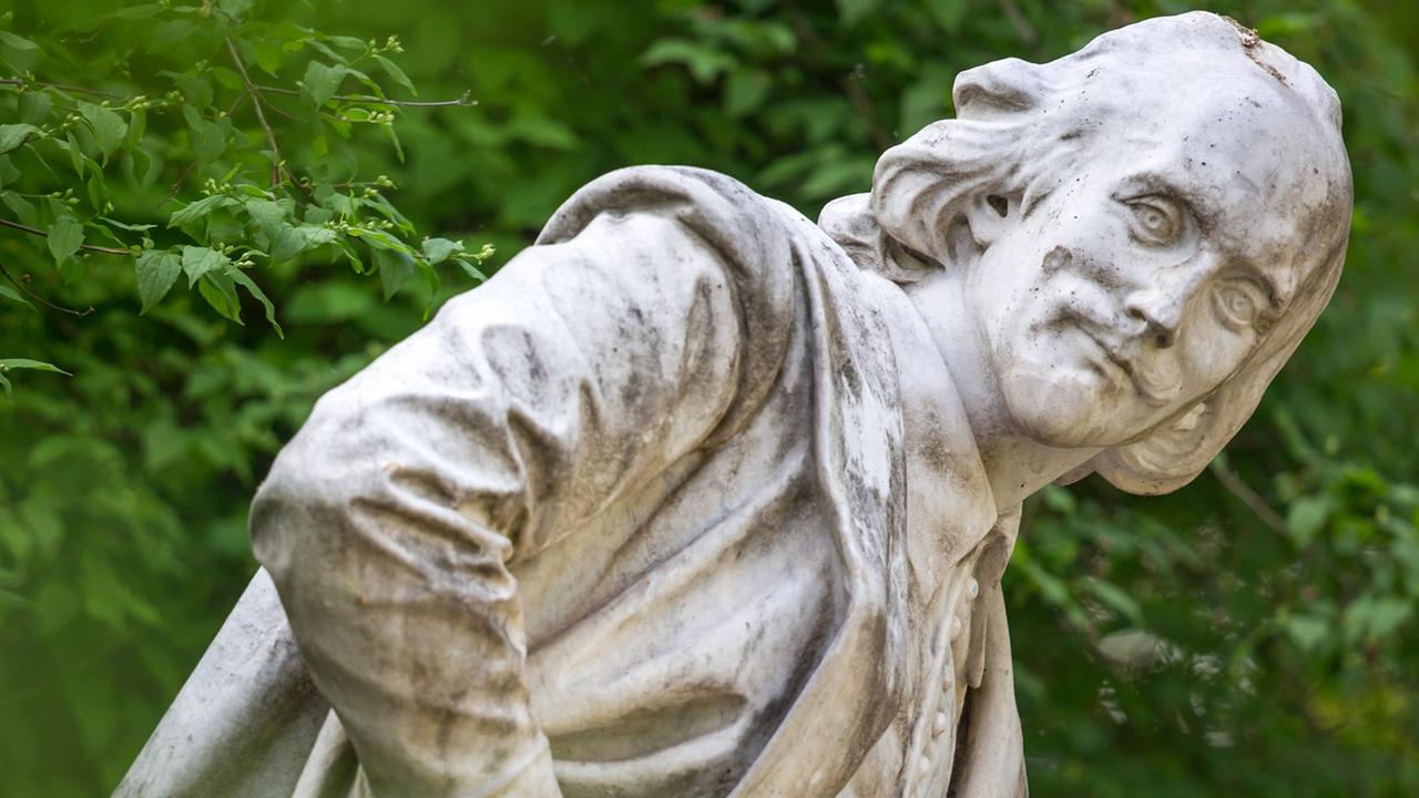 Shakespeare wird auch heute noch weltweit verehrt. In Weimar steht dieses Dichter-Denkmal. Shakespeare wird auch heute noch weltweit verehrt. In Weimar steht dieses Dichter-Denkmal.