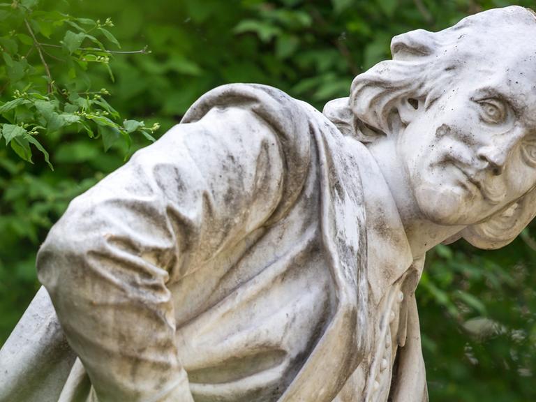 Das Denkmal von William Shakespeare, aufgenommen im Park an der Ilm in Weimar (Thüringen).