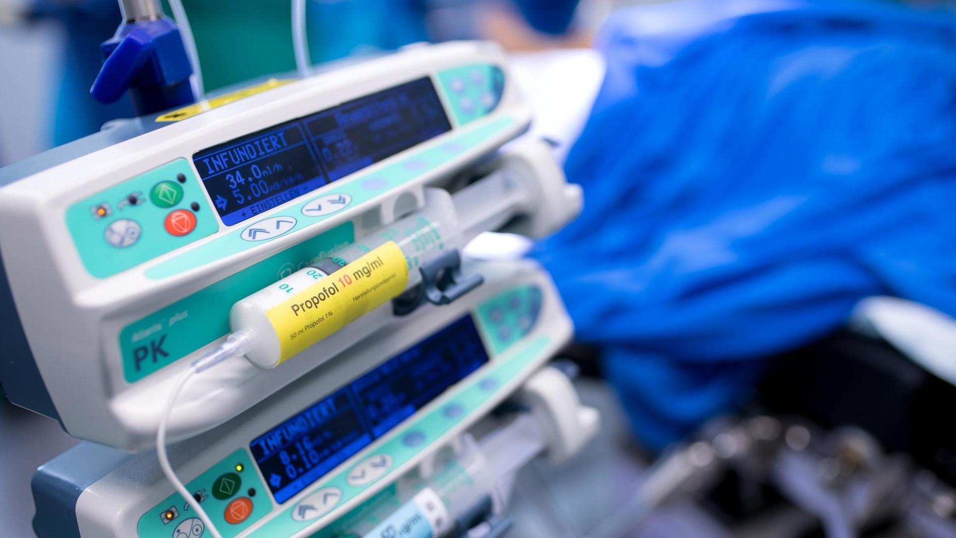 18.07.2018, Bayern, München: Perfusoren mit Propofol und Remifentanil sind während einer Knie-Operation in der Sana Klinik (OCM - Orthopädische Chirurgie München) in einem Operationssaal zu sehen. Bei der Operation wurde dem Patienten eine Knietotalendoprothese (Knie-TEP) eingesetzt. Foto: Sven Hoppe/dpa | Verwendung weltweit 18.07.2018, Bayern, München: Perfusoren mit Propofol und Remifentanil sind während einer Knie-Operation in der Sana Klinik (OCM - Orthopädische Chirurgie München) in einem Operationssaal zu sehen. Bei der Operation wurde dem Patienten eine Knietotalendoprothese (Knie-TEP) eingesetzt. Foto: Sven Hoppe/dpa | Verwendung weltweit