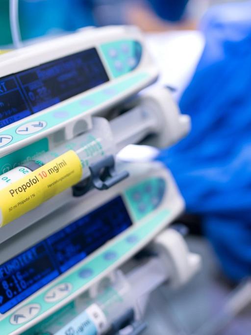 18.07.2018, Bayern, München: Perfusoren mit Propofol und Remifentanil sind während einer Knie-Operation in der Sana Klinik (OCM - Orthopädische Chirurgie München) in einem Operationssaal zu sehen. Bei der Operation wurde dem Patienten eine Knietotalendoprothese (Knie-TEP) eingesetzt. Foto: Sven Hoppe/dpa | Verwendung weltweit