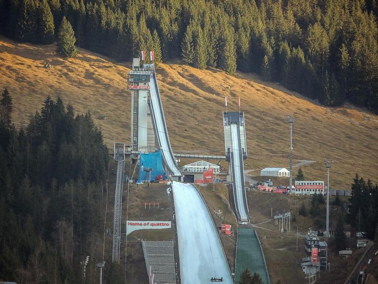 Die Skisprungschanze in Oberstdorf am 27.12.2015 vor schneelosen Bergen.