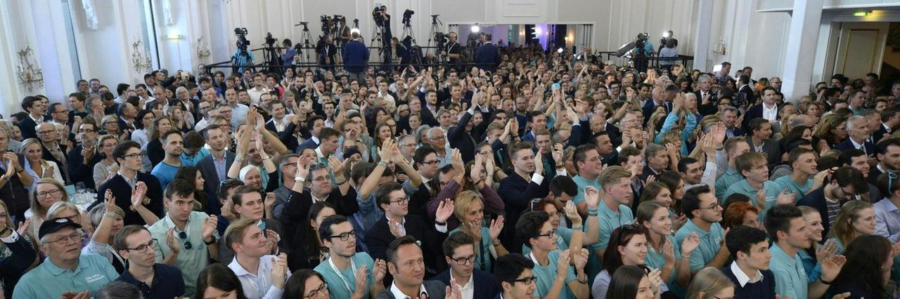 Anhänger der ÖVP jubeln im Rahmen der Nationalratswahl am 15.10.2017 in der ÖVP-Wahlzentrale in Wien (Österreich). Anhänger der ÖVP jubeln im Rahmen der Nationalratswahl am 15.10.2017 in der ÖVP-Wahlzentrale in Wien (Österreich).
