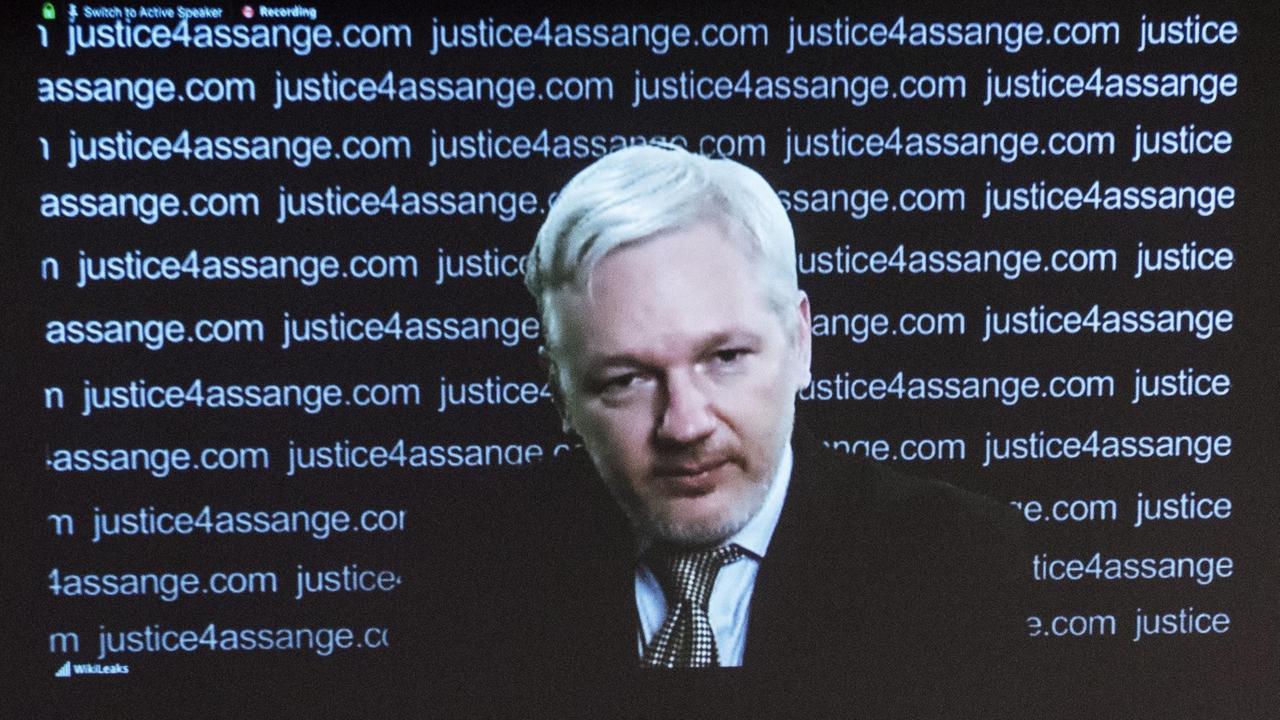 Wikileaks-Gründer Julian Assange spricht nach der Bekanntgabe des UNO-Gutachtens per Videoübertragung auf einer Pressekonferenz. Wikileaks-Gründer Julian Assange spricht nach der Bekanntgabe des UNO-Gutachtens per Videoübertragung auf einer Pressekonferenz.