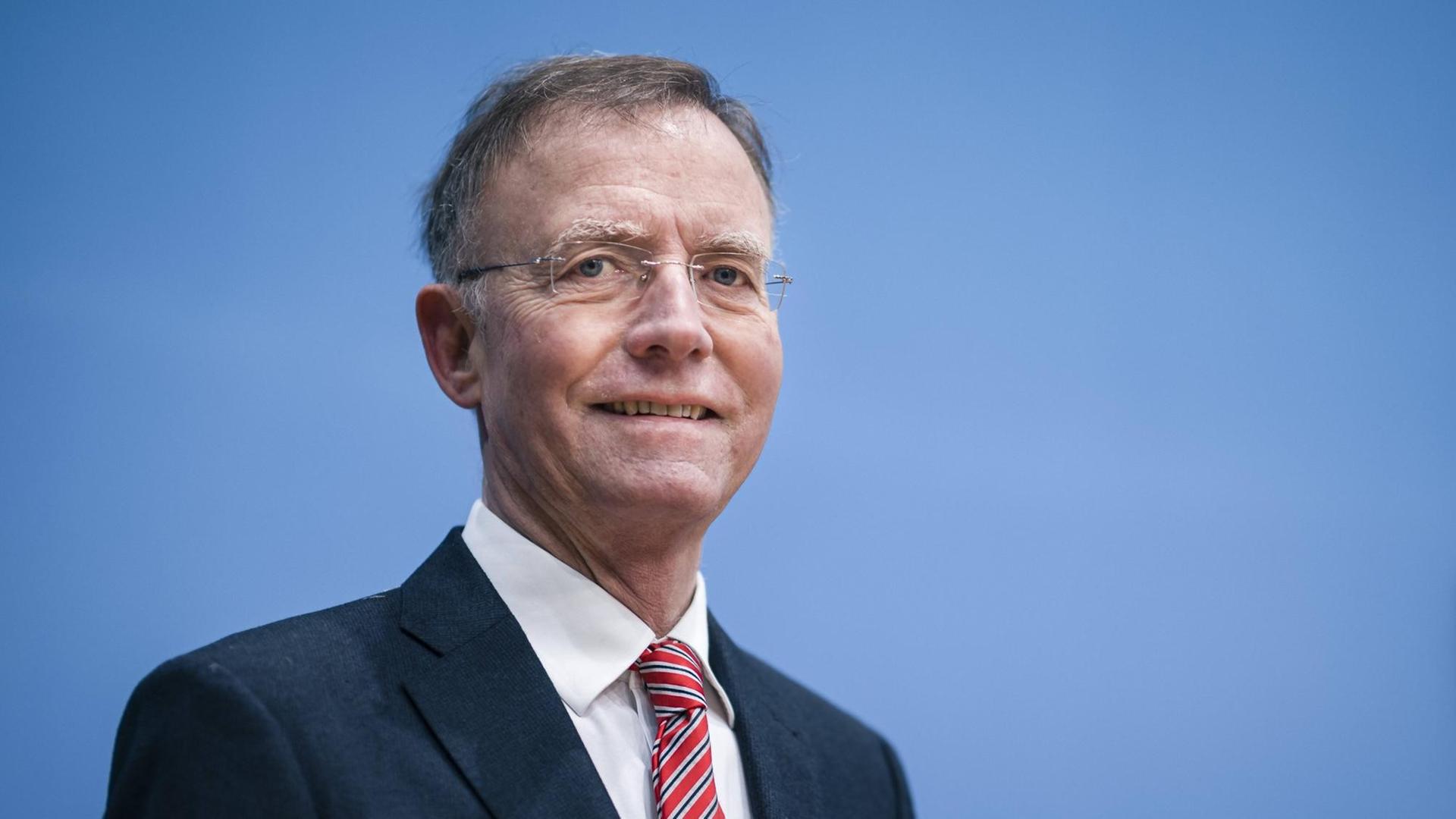Gerd Landsberg, Hauptgeschäftsführer und Geschäftsführendes Präsidialmitglied des Deutschen Städte- und Gemeindebundes, aufgenommen im Rahmen einer Pressekonferenz in Berlin Gerd Landsberg, Hauptgeschäftsführer und Geschäftsführendes Präsidialmitglied des Deutschen Städte- und Gemeindebundes, aufgenommen im Rahmen einer Pressekonferenz in Berlin
