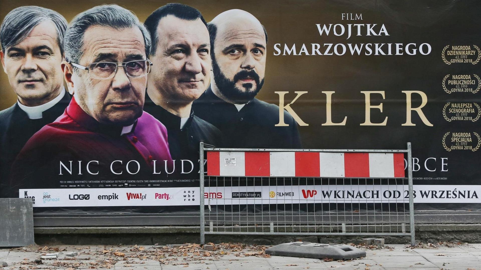 Ein Plakat wirbt für den polnischen Erfolgsfilm "Kler". Ein Plakat wirbt für den polnischen Erfolgsfilm "Kler".