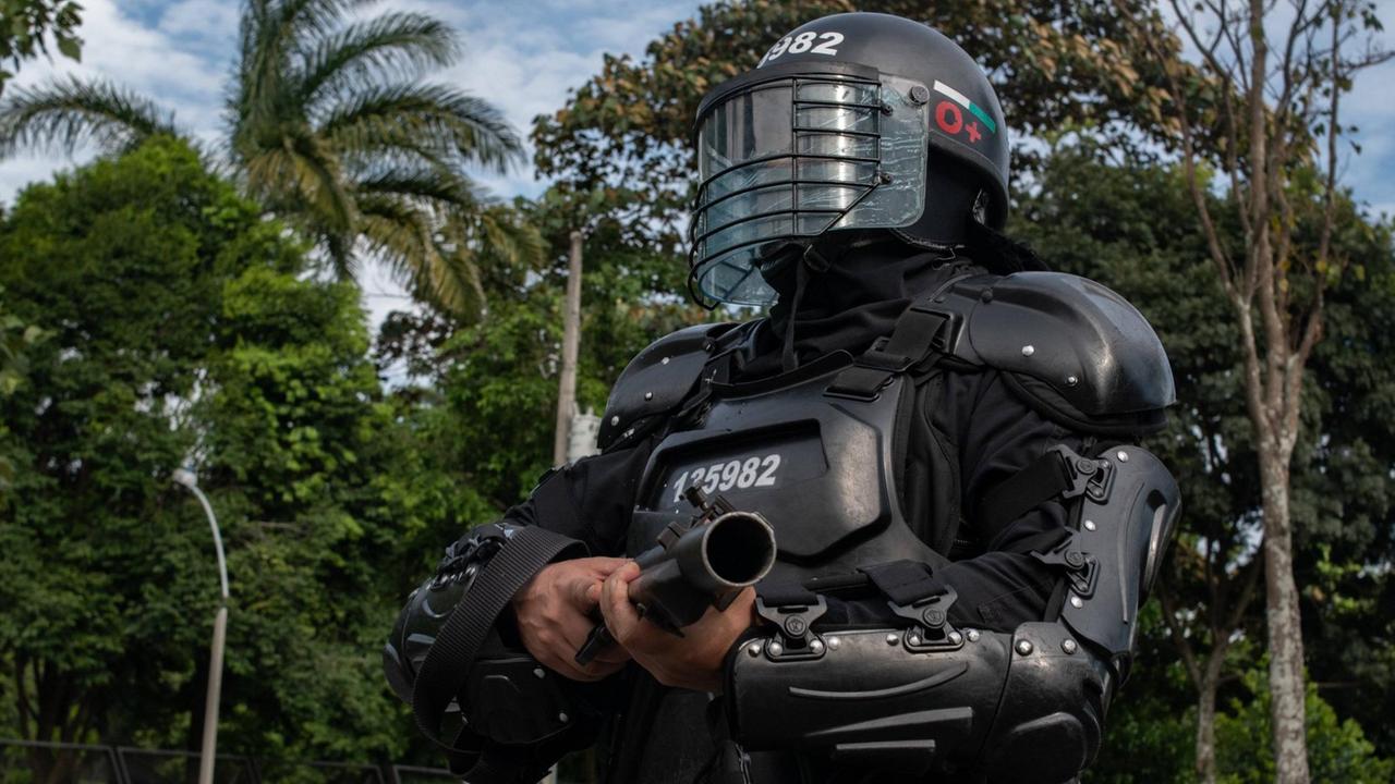Polizist bei Einsatz in Medellin