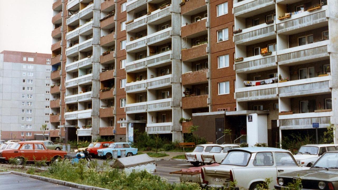 Blick auf einen Wohnblock der Trabantenstadt Mahrzahn in Ost-Berlin im Sommer 1990.  