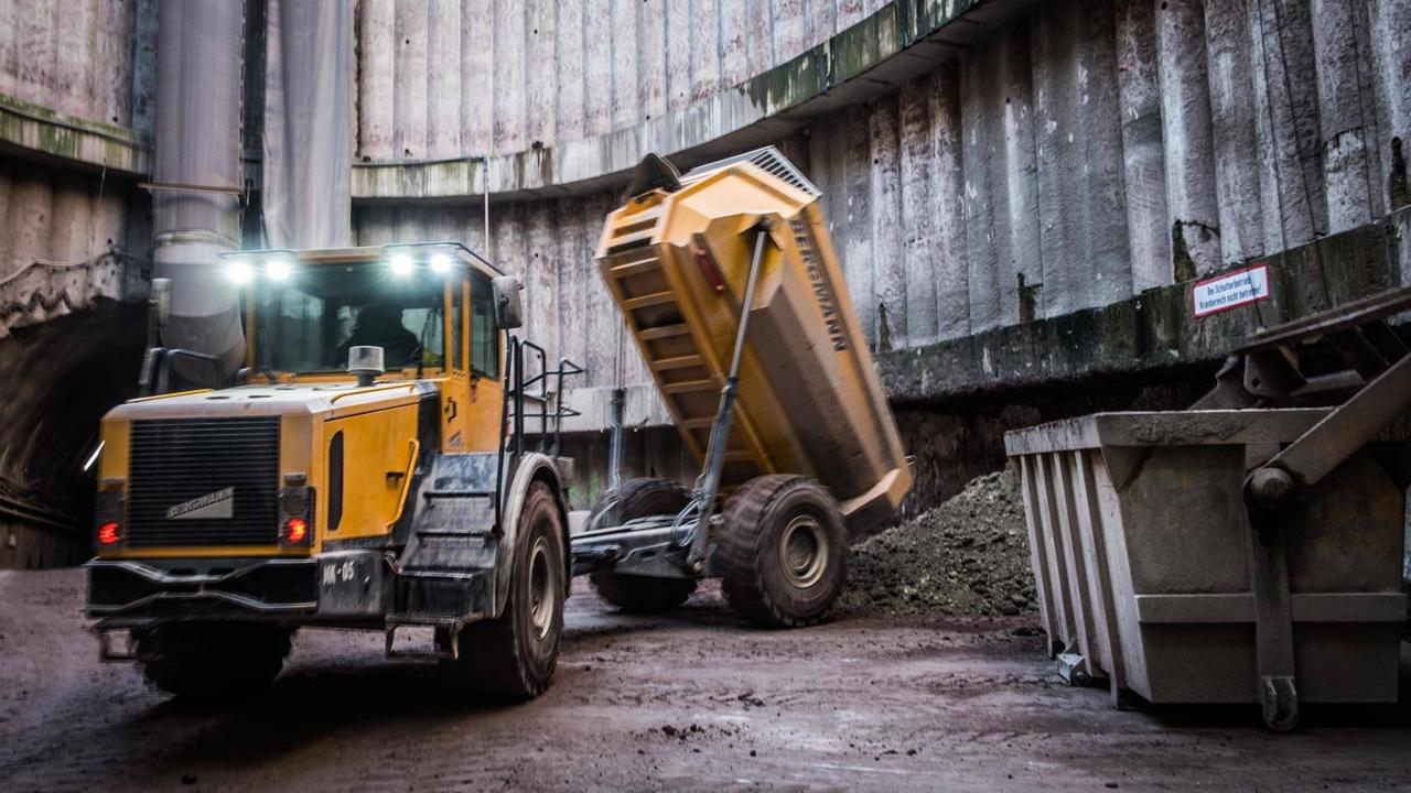 Ein Kipplader und Container in der Baustelle Stuttgart Nord. (2016) Ein Kipplader und Container in der Baustelle Stuttgart Nord. (2016)