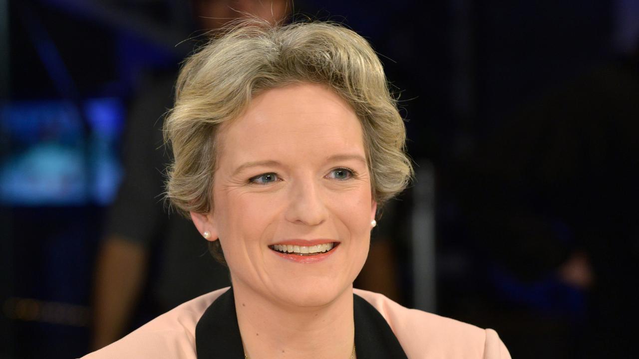 Die Politikwissenschaftlerin Almut Möller, hier im Februar 2016 während der ZDF-Talksendung "Maybrit Illner" zum Thema "Auf verlorenem Posten - Scheitert Merkel an Europa?" Die Politikwissenschaftlerin Almut Möller, hier im Februar 2016 während der ZDF-Talksendung "Maybrit Illner" zum Thema "Auf verlorenem Posten - Scheitert Merkel an Europa?"